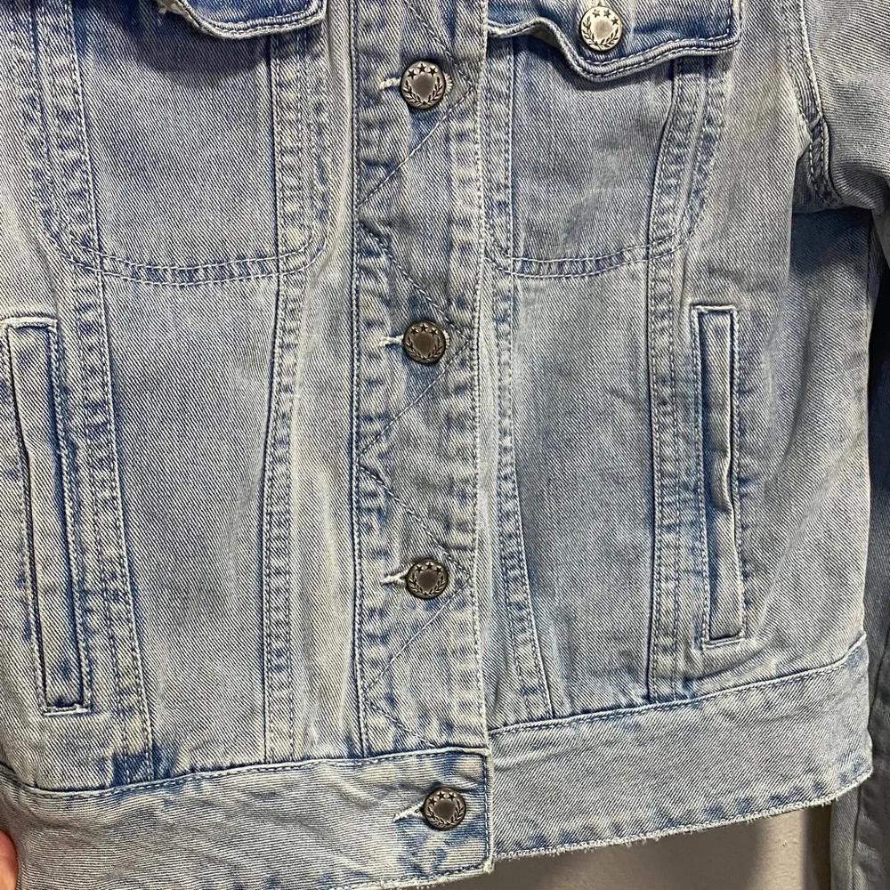 Free People Light Wash Cropped Denim Jacket Small - Picture 6 of 13